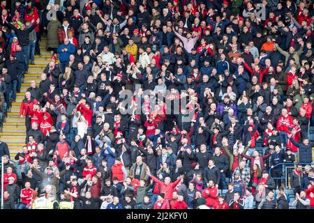 2nd avril 2022 ; Dens Park, Dundee, Écosse : Scottish Premier League football, Dundee versus Aberdeen ; fans d'Aberdeen Banque D'Images