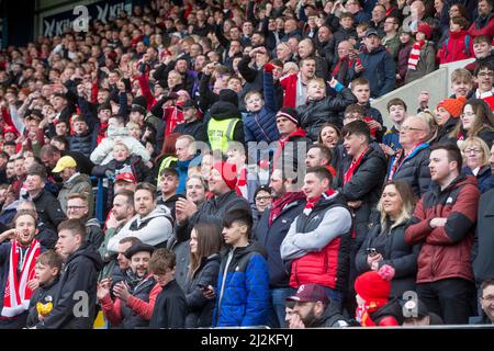 2nd avril 2022 ; Dens Park, Dundee, Écosse : Scottish Premier League football, Dundee versus Aberdeen ; fans d'Aberdeen Banque D'Images