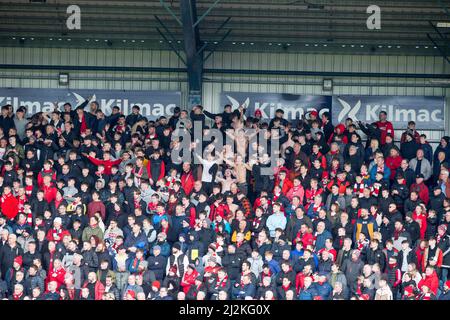 2nd avril 2022 ; Dens Park, Dundee, Écosse : Scottish Premier League football, Dundee versus Aberdeen ; fans d'Aberdeen Banque D'Images