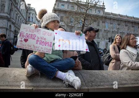 Londres, Royaume-Uni. 2 avril 2022. Une jeune fille porte des panneaux à l'extérieur de Downing Street où les gens se sont rassemblés pour protester contre l'augmentation du coût de la vie dans le pays. Crédit : Kiki Streitberger/Alay Live News Banque D'Images