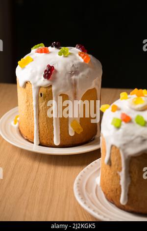 Gâteaux de Pâques décorés de fruits confits et d'œufs en gelée, gros plan Banque D'Images