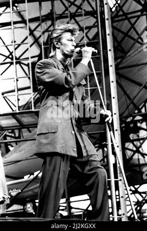 David Bowie se présente à Roker Park, Sunderland, le 23rd juin 1987 dans son Glass Spider Tour Banque D'Images