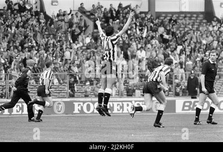 Tournoi du Centenaire de la Ligue de football, également connu sous le nom de Mercantile Credit football Festival, un tournoi amical qui s'est tenu du 16th au 17th avril 1988 au stade Wembley pour célébrer l'anniversaire de la Ligue de football 100th. 12 équipes ont participé au tournoi. Le premier jour de la compétition consistait en des tours d'ouverture et des quarts de finale, et il s'agissait de matchs de 40 minutes. Notre photo montre ... le tour d'ouverture action match, samedi 16th avril 1988. Banque D'Images