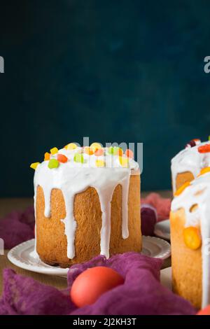 Gâteaux de Pâques décorés de fruits confits, de bonbons en gelée et de kumquat Banque D'Images