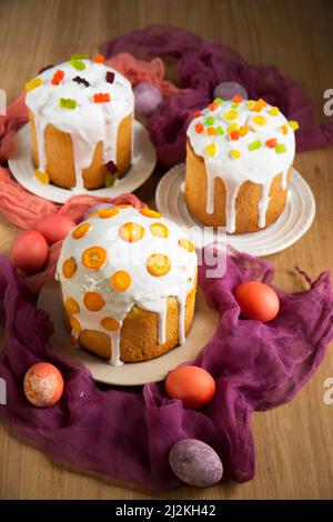 Gâteaux de Pâques décorés de fruits confits, de bonbons en gelée et de kumquat Banque D'Images