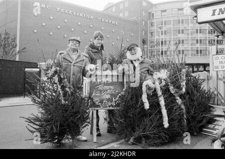 De gauche à droite, David Jason as Del Boy, Nicholas Lyndhurst as Rodney et Buster Merryfield as Uncle Albert from 'Only Fools and Horses' with Christmas Trees Outside the BBC Television Center. 7th décembre 1987. Banque D'Images