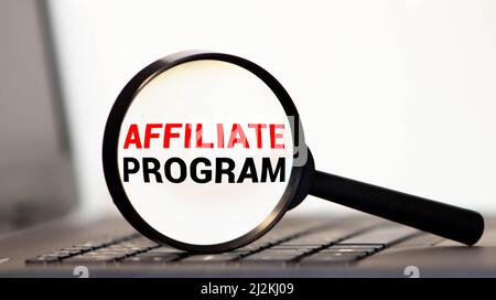 Affiche textuelle montrant le programme d'affiliation. Photo conceptuelle plateforme automatisée de deux parties ou plus associées Banque D'Images