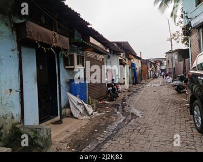 Mumbai, Maharashtra, Inde, février 24 2022 : une voie étroite au large de Nari SEWA Sadan Road menant à un bidonville de Mumbai, région de Kurla. Avec magasins et maison Banque D'Images