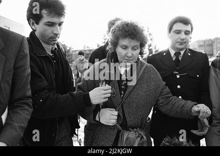 Scènes devant le tribunal de la Couronne de Leicester après que Colin Pitchfork ait été condamné à la prison à vie après avoir admis les meurtres séparés de Lynda Mann, âgée de 15 ans (1983 ans), et Dawn Ashworth, âgée de 15 ans (1986 ans), le vendredi 22nd janvier 1988. Il a été la première personne reconnue coupable de meurtre sur la base de la preuve de la prise d'empreintes génétiques et la première à être capturée à la suite d'un dépistage de masse de l'ADN. Notre photo montre ... Kath Eastwood, mère de Lynda Mann, assassinée en 1983. Banque D'Images