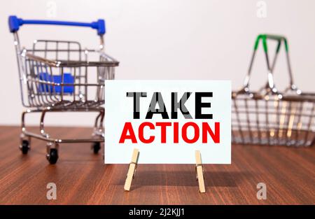 Un globe en verre, une horloge, un téléphone portable, un stylo et un ordinateur portable écrits avec action sur fond en bois Banque D'Images