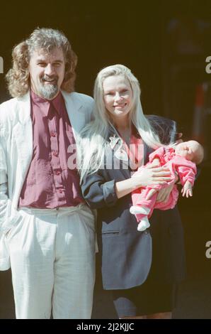 Billy Connolly, Pamela Stephenson et leur nouveau bébé Scarlett Connolly. 6th août 1988. Banque D'Images