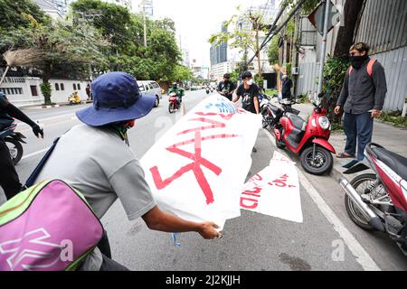 Bangkok, Thaïlande. Bangkok, Thaïlande. 2nd avril 2022. Les manifestants ont posté des pancartes et des photographies d'événements politiques et de pensées de nouvelle génération à l'Institut Pridi Banomyong passé sur les murs et les portes du chantier de construction. Pour s'opposer à la démolition de l'Institut Pridi Banomyong. Crédit : ZUMA Press, Inc./Alay Live News Banque D'Images