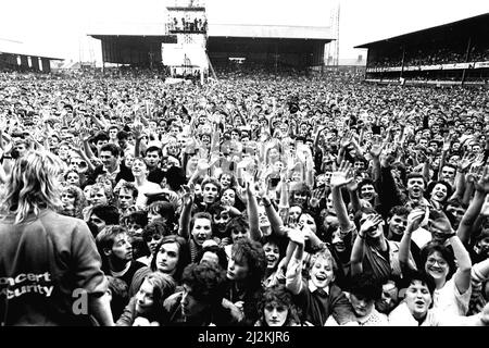 David Bowie se présentant à Roker Park, Sunderland, le 23rd juin 1987, dans ses fans du Glass Spider Tour qui apprécient le concert Banque D'Images