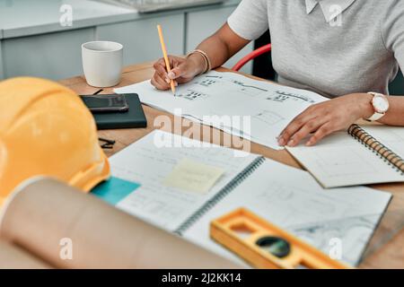 Mettre en place ses grands projets. Gros plan d'un architecte méconnaissable travaillant avec des plans dans un bureau. Banque D'Images