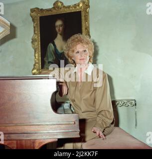 Barbara KNOX, la star de la « couronnement Street » chez elle. 28th septembre 1988. Banque D'Images