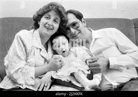 Bébé Natalie Horrell, photographié avec ses parents, Margaret et Paul, après être retourné à la famille, dimanche 8th mai 1988. Le 2nd mai 1988, Natalie Horrell a été arrachée à l'âge de cinq mois par une femme qui se pose comme détective de magasin. Pendant cinq jours angoissés, ses parents Margaret et Paul ont été au centre d'une chasse massive jusqu'à ce que leur petite fille soit trouvée en sécurité et bien à 200 miles de distance avec une femme qui voulait désespérément son propre bébé pour garder son mariage vivant. Son ravisseur Delia McCall a été emprisonné pendant trois ans pour son enlèvement, qui a été déjoué lorsque son ex-mari a fait sortir la police de la prison. Banque D'Images