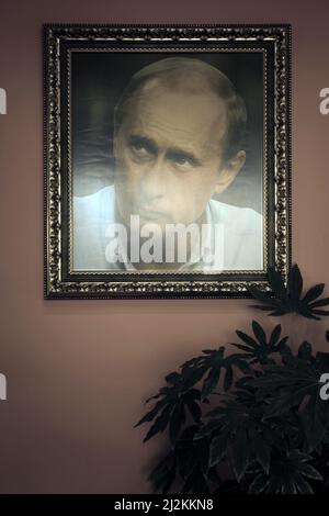 Portrait de Poutine dans un café de rue sur la route de Burgas, Bulgarie Banque D'Images