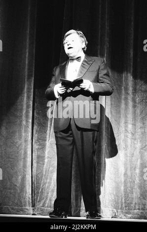 Benny Hill, comédien et comédien britannique, mieux connu pour son émission télévisée The Benny Hill Show, en Amérique, où il filme une heure spéciale, Benny Hill World Tour : New York, qui sera tourné sur place à New York, samedi 28th mars 1987. Notre photo montre ... Benny Hill en scène. Banque D'Images