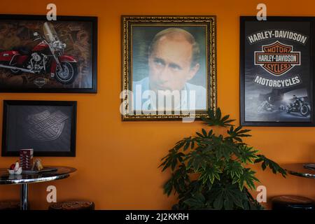 Portrait de Poutine dans un café de rue sur la route de Burgas, Bulgarie Banque D'Images