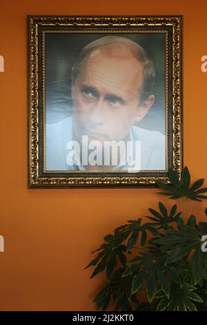 Portrait de Poutine dans un café de rue sur la route de Burgas, Bulgarie Banque D'Images