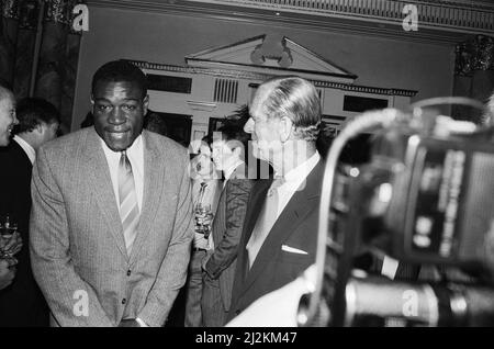 Duke of Edinburgh rencontre Frank Bruno au déjeuner sportif du Variety Club au Dorchester, Londres.24th mai 1988 Banque D'Images