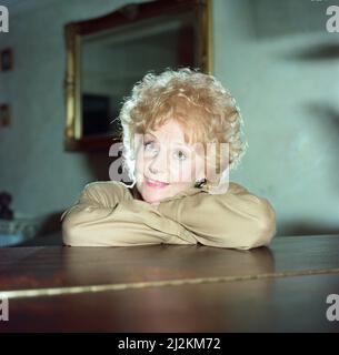 Barbara KNOX, la star de la « couronnement Street » chez elle. 28th septembre 1988. Banque D'Images