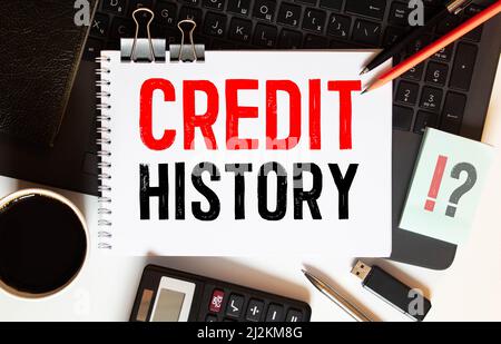 Travaillez plus intelligemment avec l'historique de crédit sur une feuille blanche avec un stylo, une calculatrice et des tableaux. Banque D'Images