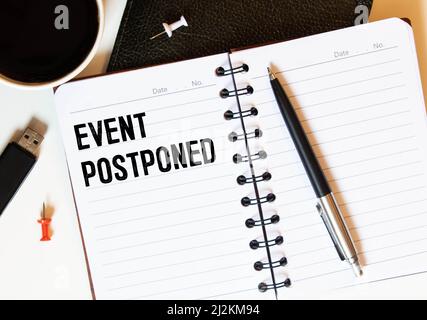 Reporter les paiements écrire sur la note adhésive isolée sur la table en bois. Banque D'Images