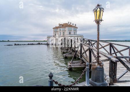 Casina Vanvitelliana c'était la maison de chasse et de pêche des rois Ferdinando IV di Borbone, construite en 1764 par Vanvitelli. La maison est située sur le lac de fusaro à Naples, en Italie Banque D'Images