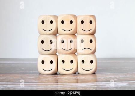 Dessin au crayon ombré à main levée de dés avec des visages smiley. Un dé au visage souriant est en train de sortir de la ligne, laissant derrière lui des cubes avec unhap Banque D'Images