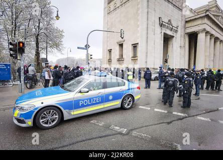 Munich, Bavière, Allemagne. 2nd avril 2022. La police de Munich maintient l'ordre lors d'une démonstration de Corona à Munich, en Allemagne. Malgré les relaxations radicales des règlements anti-Corona, y compris l'élimination de la plupart des règles et toujours aucune exigence de vaccination, les rebelles Corona de Munich, Allemagne ont organisé une importante protestation principalement contre les vaccins et les mandats de vaccination qui n'existent pas. Les fondements de leur raisonnement étaient en grande partie fondés sur des conspirations, y compris des expérimentations médicales et génétiques sur les humains, le nouvel ordre mondial et le dépeuplement. Les démos indiquent que malgré le relâchement des mesures, le gr Banque D'Images