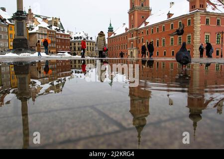 Varsovie, Pologne. 02nd avril 2022. Les gens se promo autour de grandes flaques causées par la fonte de la neige. La ville de Varsovie a été frappée par une chute de neige au début du printemps. (Photo de Ty O'Neil/SOPA Images/Sipa USA) crédit: SIPA USA/Alay Live News Banque D'Images