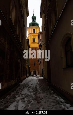 Varsovie, Pologne. 02nd avril 2022. Un allié rempli de neige avec une église à la fin de la ville de Varsovie a été frappé par une chute de neige au début du printemps. (Photo de Ty O'Neil/SOPA Images/Sipa USA) crédit: SIPA USA/Alay Live News Banque D'Images