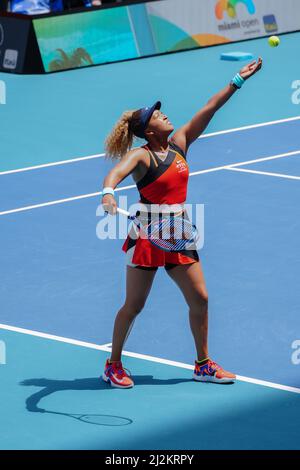 Miami Gardens, Floride, États-Unis. Avril, 2 - Miami Gardens: Naomi Osaka(JPN) en action ici joue IGA Swaitek(POL) aux finales de l'ouverture de Miami 2022. Crédit: Andrew Patron/MediaPunch crédit: MediaPunch Inc/Alay Live News Banque D'Images