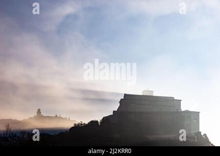 L'église Saint François d'Assise, en Italie, projette des ombres à travers la brume Banque D'Images