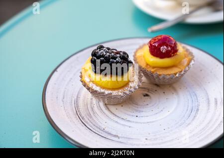 Deux petits gâteaux aux fruits italiens avec baies fraîches à bord Banque D'Images