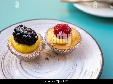 Deux petits gâteaux aux fruits italiens avec baies fraîches à bord Banque D'Images