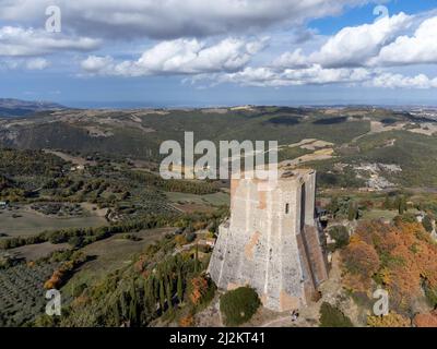 Château fortifié médiéval sur une colline et vue sur les collines en Toscane, Italie en automne Banque D'Images