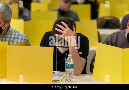 Stamford, Connecticut, États-Unis. 02nd avril 2022. Les solveurs travaillent sur le casse-tête numéro un lors du tournoi annuel de l'American Crossword Puzzle 44th. L'ACPT, fondé en 1978 par New York Times puzzle master will Shortz, est de retour cette année comme un événement en personne après une annulation en 2020 et un concours virtuel l'année dernière.(Credit image: © Brian Cahn/ZUMA Press Wire) Banque D'Images