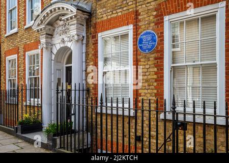 L Dorothy Sayers House (1893 - 1957), auteur de roman policier, a vécu à 24 grande rue James 1921 - 1929. Plaque de Londres 2000 par English Heritage Banque D'Images