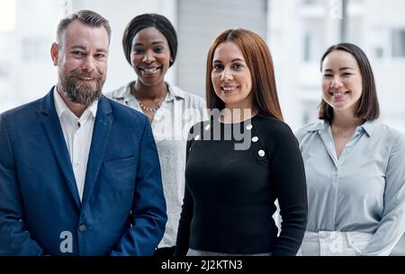 Aucun de nous n'est aussi intelligent que nous tous. Portrait d'un groupe d'hommes d'affaires debout dans un bureau. Banque D'Images