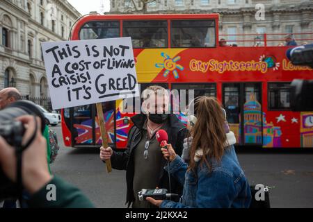 Londres, Angleterre, Royaume-Uni. 2nd avril 2022. Des manifestants protestataires ont fait une manifestation contre la hausse des prix et le gouvernement devant Downing Street. (Credit image: © Tayfun Salci/ZUMA Press Wire) Credit: ZUMA Press, Inc./Alay Live News Banque D'Images