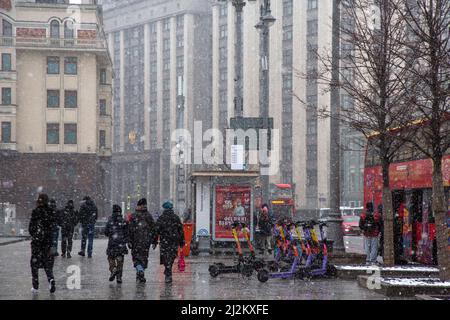 Moscou, Russie. 2nd avril 2022. Les gens descendent dans une rue du centre de Moscou pendant une tempête de neige. Credit: Nikolay Vinokurov/Alay Live News Banque D'Images