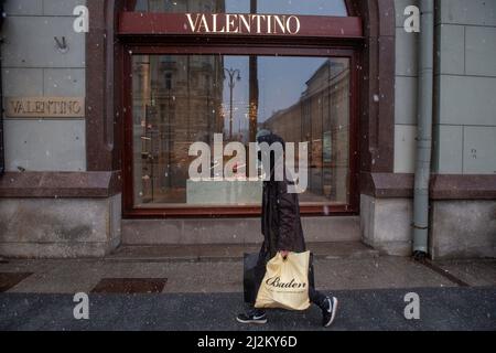 Moscou, Russie. 2nd avril 2022.Une vitrine du magasin de vêtements de marque Valentino sur Teatralny Proezd à Moscou, Russie Banque D'Images