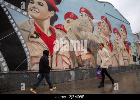 Moscou, Russie. 2nd avril 2022. Graffiti énorme avec l'image des filles du mouvement patriotique militaire russe de la jeune armée dans le district de Tagansky à Moscou, en Russie Banque D'Images