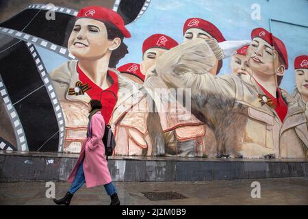 Moscou, Russie. 2nd avril 2022. Graffiti énorme avec l'image des filles du mouvement patriotique militaire russe de la jeune armée dans le district de Tagansky à Moscou, en Russie Banque D'Images