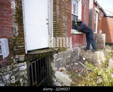 Le pompier de St. Louis James McGee, de Engine Company 13C, examine ce qu'il pense être une maison vacante, alors que le ministère commence un programme de catalogage des 10 mille bâtiments vacants dans la ville le samedi 2 avril 2022. Le service des incendies commence ce processus après la mort du pompier Ben Polson de la société de moteurs 13C après qu'un toit d'un bâtiment vacant s'est effondré sur lui lors d'un incendie de 2 alarmes en janvier 2022. Les pompiers ont également été chargés de déterminer si les propriétés sont habitantes. Photo de Bill Greenblatt/UPI Banque D'Images