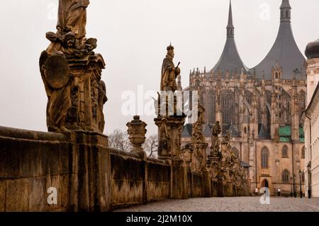 Préparation néo-gothique Église de Barbara à Kutná Hora avec toits en spirale, contreforts volants et approche baroque bordée de statues, République tchèque. Banque D'Images