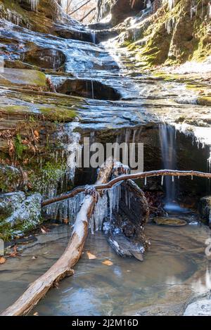 Photo verticale d'une chute d'eau gelée dans Little Grand Canyon, forêt nationale de Shawnee, Illinois, États-Unis Banque D'Images