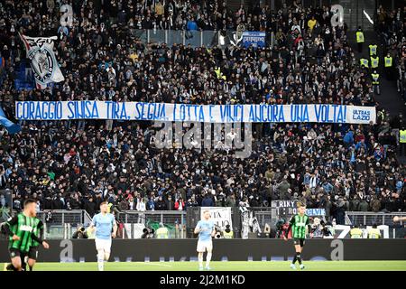 Roma, Italie. 02nd avril 2022. Une bannière en soutien de l'entraîneur de Bologne et ancien joueur du Latium Sinisa Mihajlovic est présentée par les fans du Latium lors de la série Un match de football entre SS Lazio et Sassuolo Calcio au stade Olimpico à Rome (Italie), le 2nd avril 2022. Photo Andrea Staccioli/Insidefoto crédit: Insidefoto srl/Alamy Live News Banque D'Images